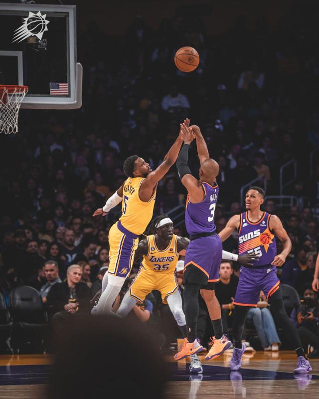 九游手游官方下载凯恩在湖人比赛中大比分获胜,重返赛场引发热议!